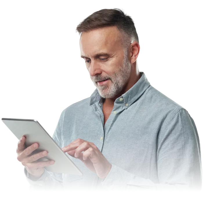 Homem maduro utilizando um tablet com aparência de satisfação